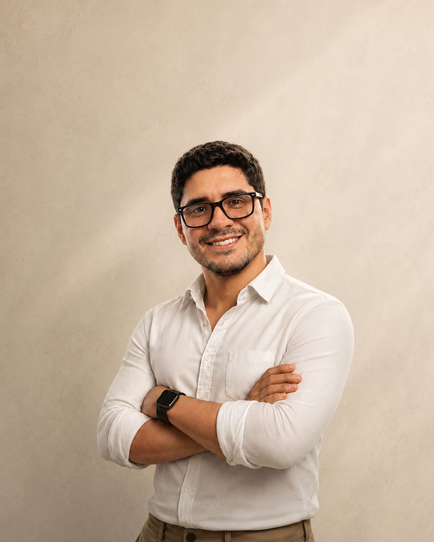 Nelson, dirección creativa en imgo agency, retrato editorial sobre fondo cream